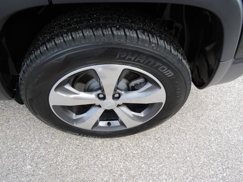 Used 2019 Jeep Cherokee Limited w/ Luxury Group AWD/4WD image 11