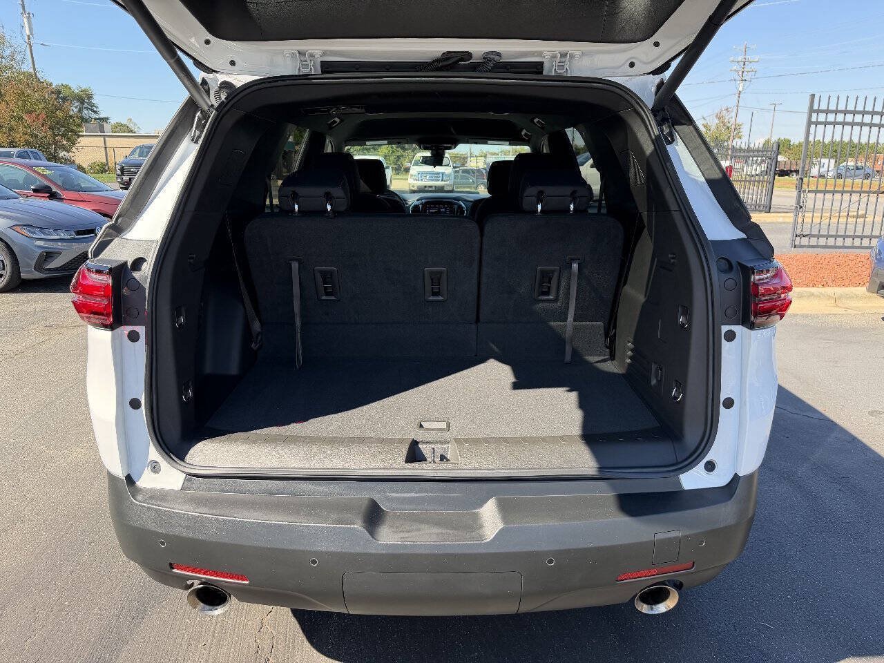 Used 2022 Chevrolet Traverse LT FWD image 9