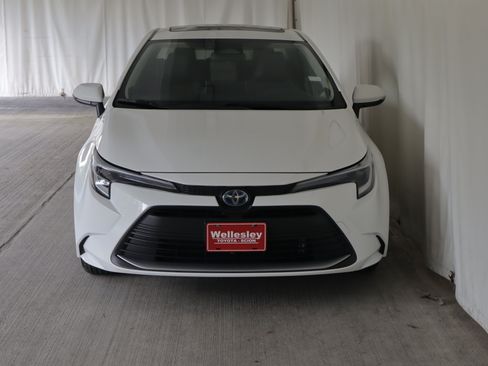 Used 2025 Toyota Corolla XLE FWD image 4