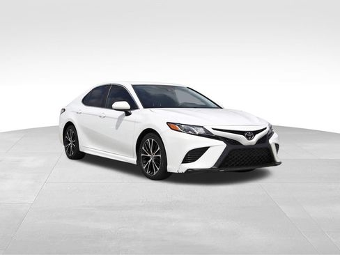 Used 2020 Toyota Camry SE FWD image 1