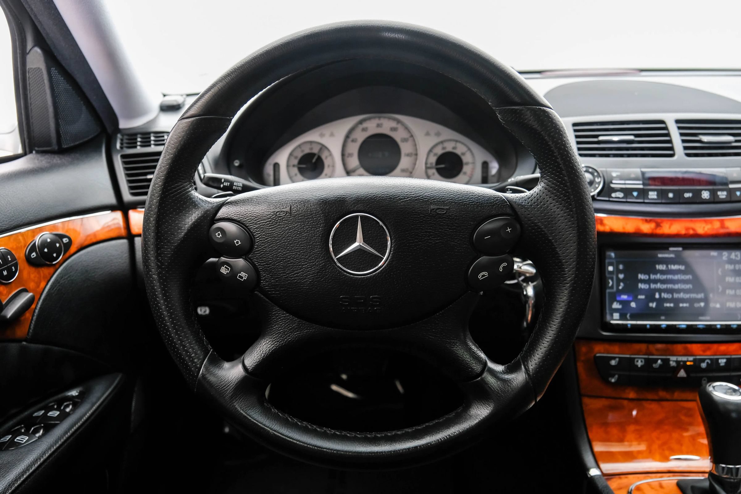 Used 2009 Mercedes-Benz E 550 Sedan image 17