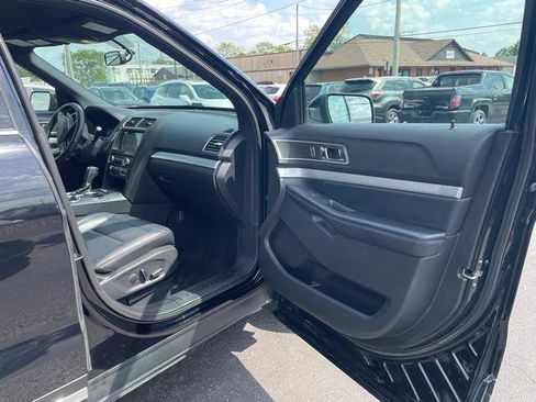 Used 2017 Ford Explorer XLT w/ Equipment Group 202A AWD/4WD image 12