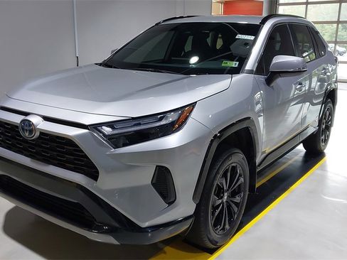 Used 2023 Toyota RAV4 SE image 18