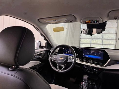 Used 2025 Chevrolet Trax LT w/ LT Convenience Package FWD image 23