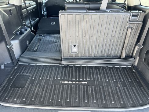 Used 2021 Toyota Highlander XLE AWD/4WD image 20