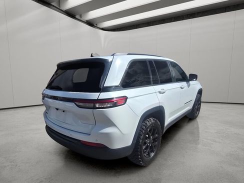 Used 2024 Jeep Grand Cherokee Altitude image 7