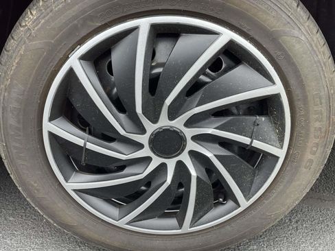 Used 2018 Toyota Corolla LE image 9