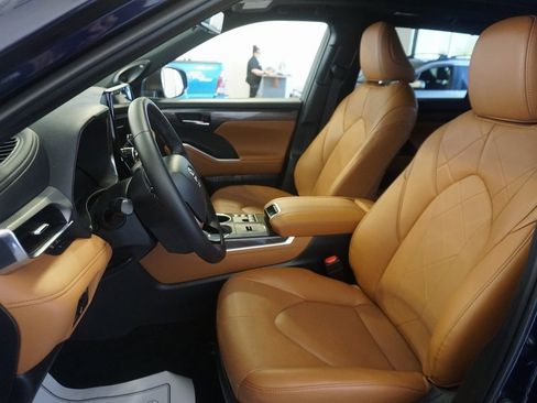 Used 2024 Toyota Highlander Platinum image 22