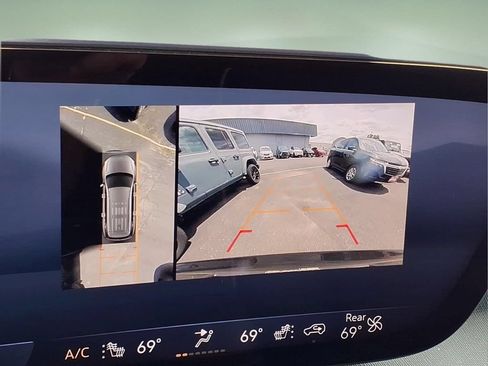 Used 2025 Buick Enclave Preferred AWD/4WD image 10
