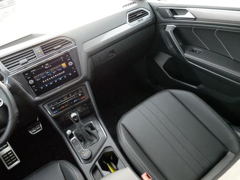 Certified 2024 Volkswagen Tiguan SE R-Line image 11