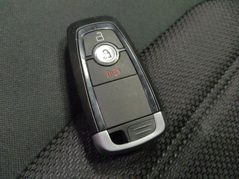 Used 2020 Ford Fusion SE image 32