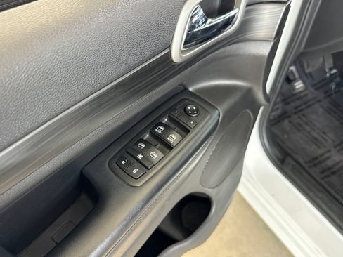Used 2019 Jeep Grand Cherokee Altitude RWD image 11