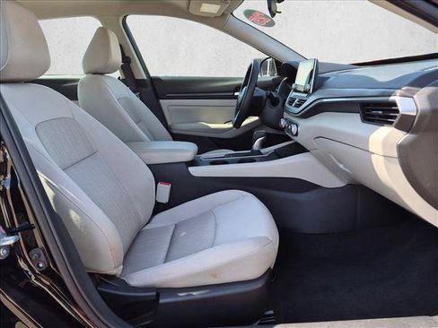 Used 2025 Nissan Altima 2.5 SV FWD image 19
