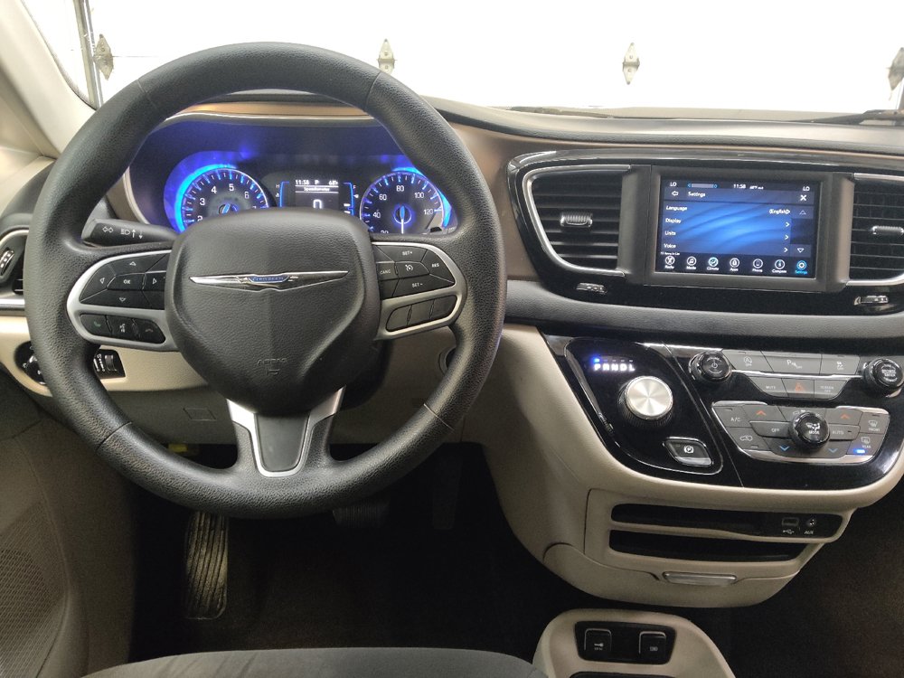 Used 2019 Chrysler Pacifica Touring Plus w/ Tire & Wheel Group FWD image 22