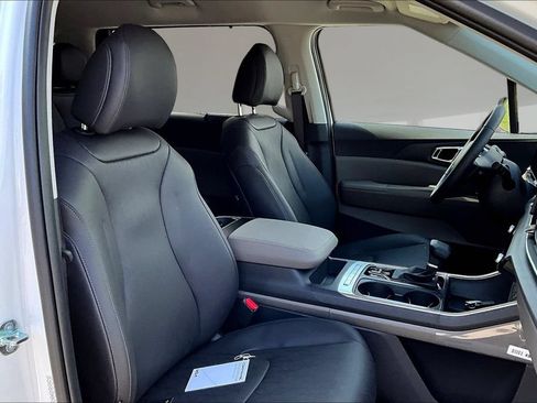 New 2026 Kia Carnival EX FWD image 9