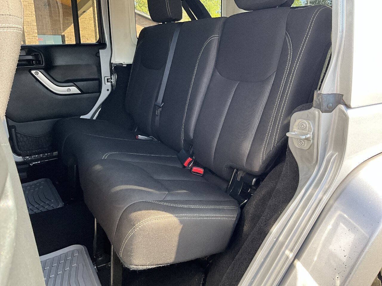 Used 2016 Jeep Wrangler Unlimited Sahara w/ Connectivity Group AWD/4WD image 25