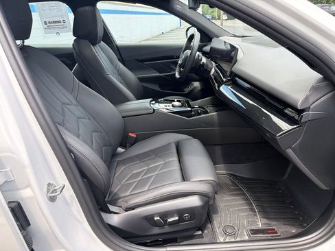 Used 2024 BMW 530i xDrive AWD/4WD image 25