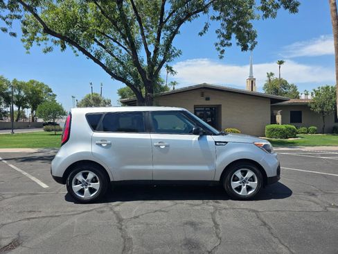 Used 2017 Kia Soul FWD image 3
