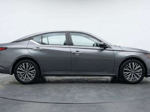 Used 2025 Nissan Altima 2.5 SV image 11