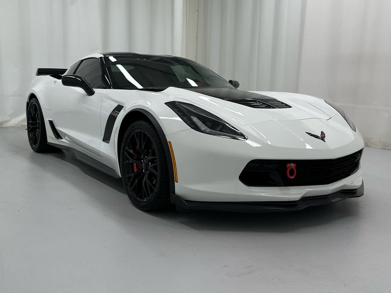 Used 2016 Chevrolet Corvette Z06 w/ 3LZ Preferred Equipment Group RWD image 2