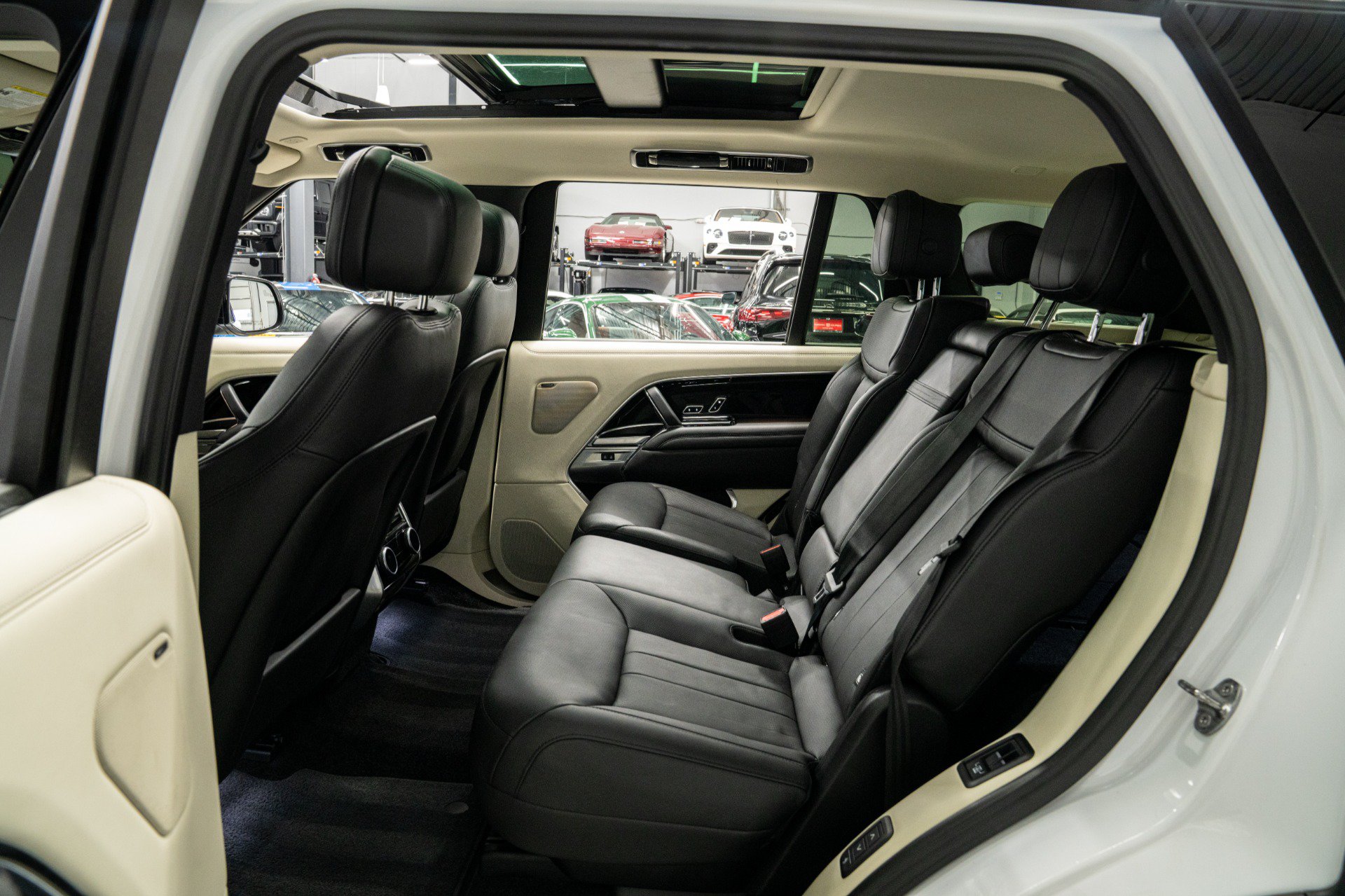 Used 2023 Land Rover Range Rover Long Wheelbase SE AWD/4WD image 34
