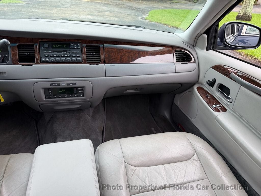 Used 1999 Lincoln Town Car Signature RWD image 34