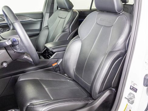 Used 2023 Jeep Grand Cherokee Overland w/ Adv Protech Group III image 27