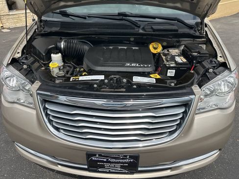 Used 2016 Chrysler Town & Country Touring FWD image 24