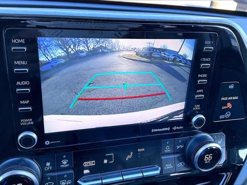 Used 2021 Toyota Highlander XLE image 26