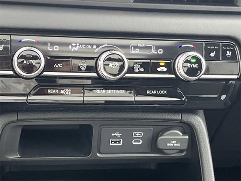 Used 2025 Honda Pilot Black Edition image 27