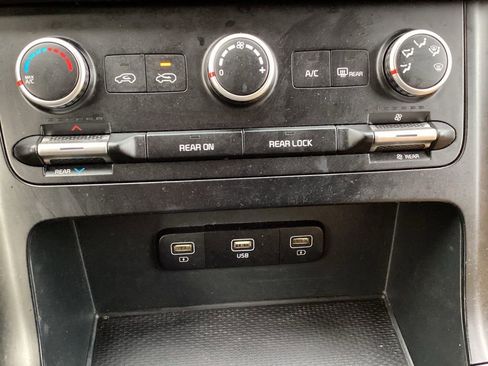 Used 2022 Kia Carnival LX w/ Paint Protection Package FWD image 20