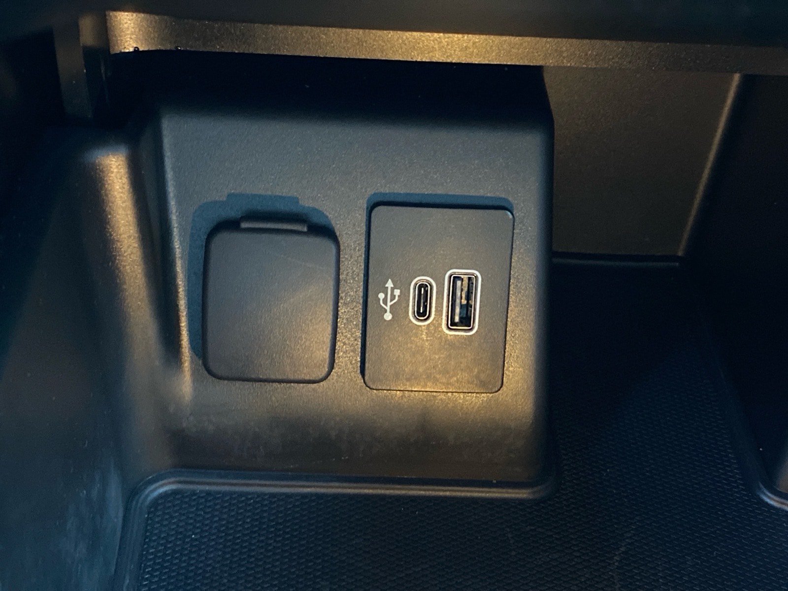 Used 2025 Ford Explorer Active AWD/4WD image 14