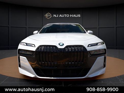Used 2023 BMW i7 xDrive60 AWD/4WD image 3