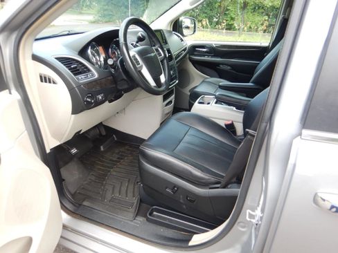 Used 2016 Chrysler Town & Country Touring w/ Driver Convenience Group FWD image 11