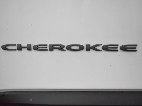 Used 2022 Jeep Cherokee Trailhawk image 10
