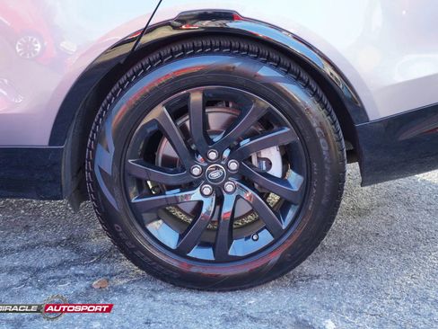 Used 2020 Land Rover Discovery Landmark image 12