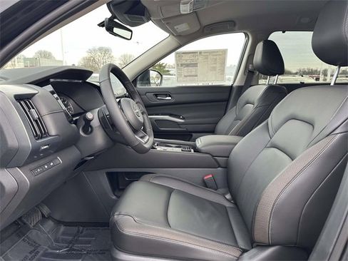 New 2025 Nissan Pathfinder SL image 16