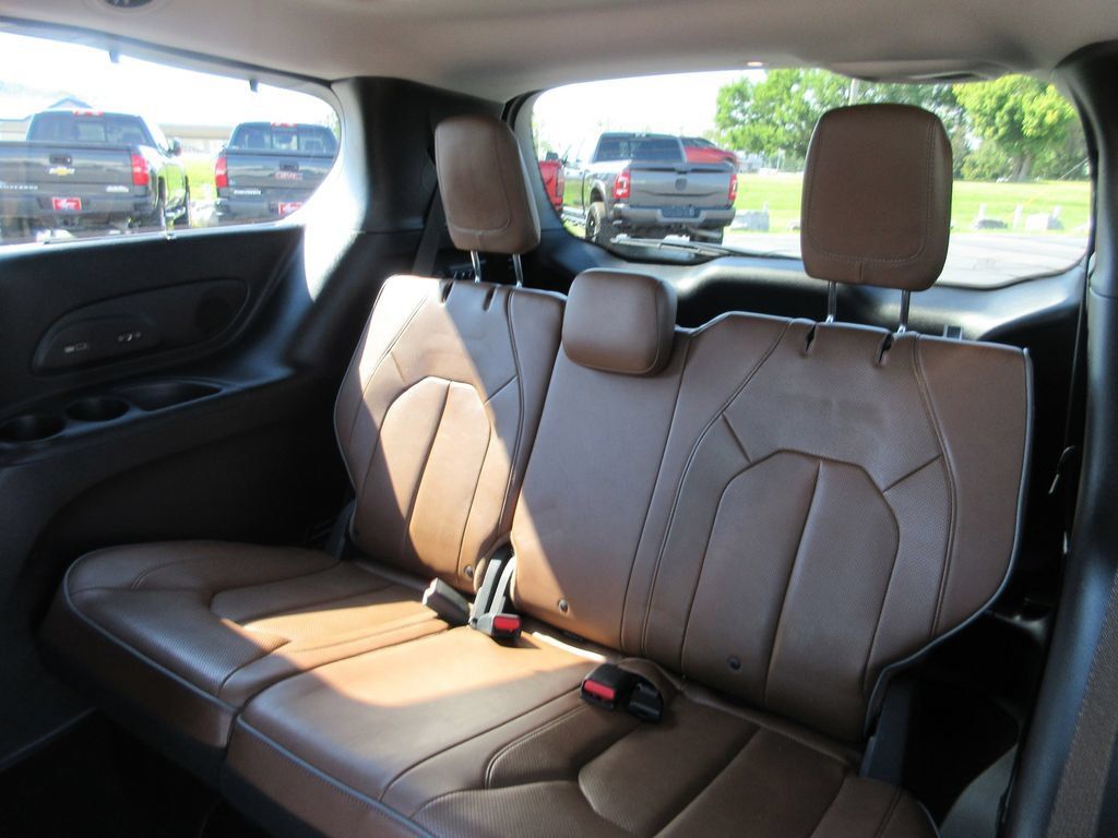 Used 2019 Chrysler Pacifica Limited w/ Tire & Wheel Group FWD image 24