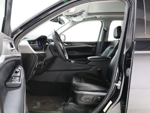 Used 2024 Jeep Grand Cherokee Limited w/ Black Appearance Package AWD/4WD image 15