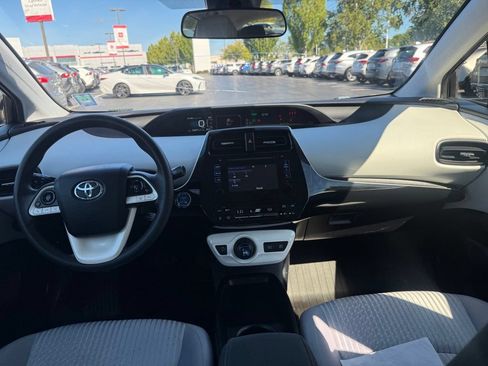 Used 2018 Toyota Prius Two w/ Prius Two Safety Plus Package FWD image 20