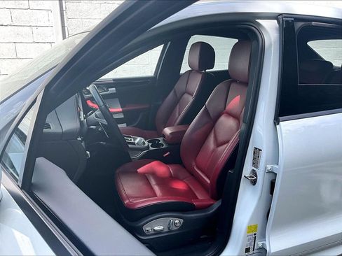 Certified 2024 Porsche Macan AWD/4WD image 5