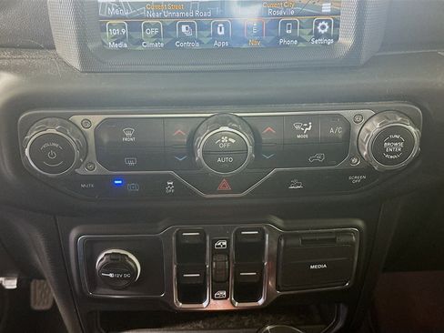 Used 2023 Jeep Wrangler Sahara image 23