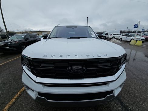 Used 2025 Ford Expedition Platinum image 2