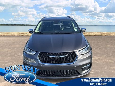 Used 2022 Chrysler Pacifica Limited w/ Uconnect Theater Family Group image 13