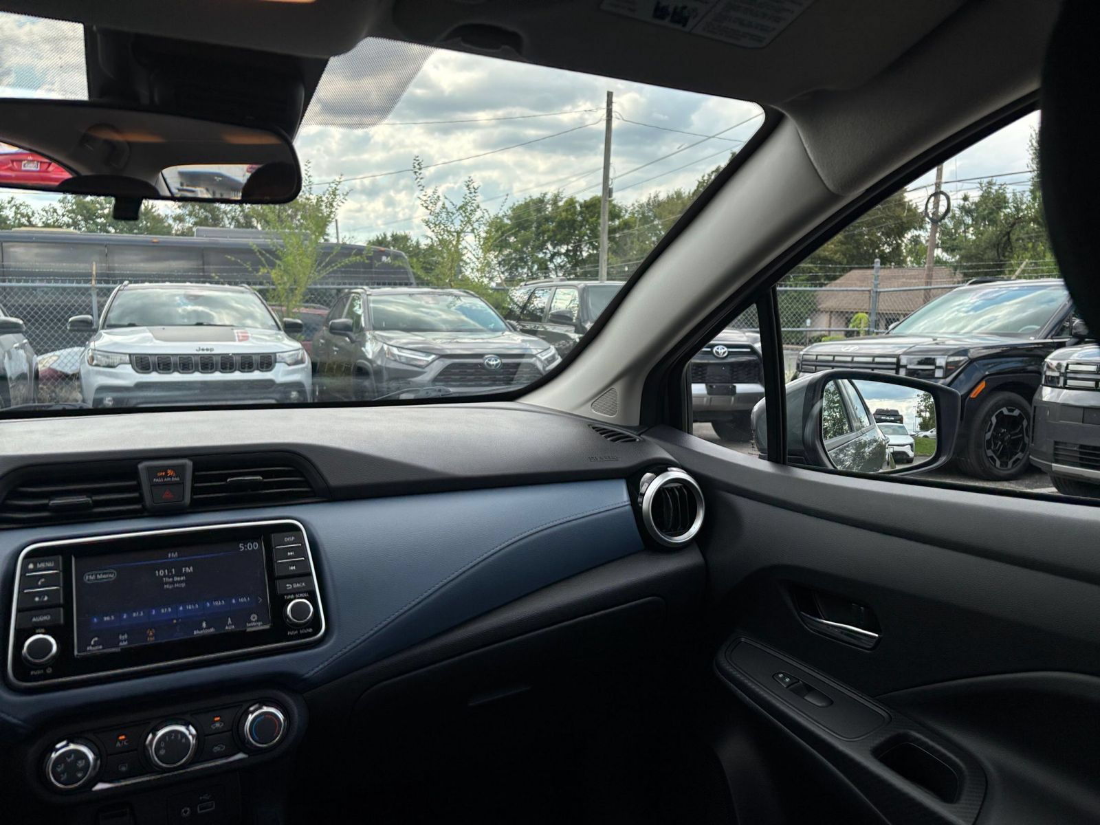 Used 2025 Nissan Versa SV FWD image 33
