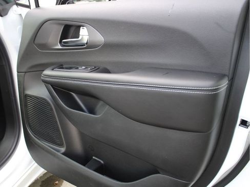 New 2026 Chrysler Pacifica Select FWD image 22