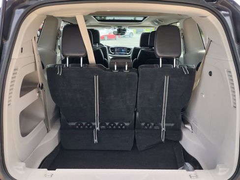 Used 2023 Chrysler Pacifica Limited FWD image 18