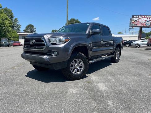 Used 2017 Toyota Tacoma SR5 RWD image 2
