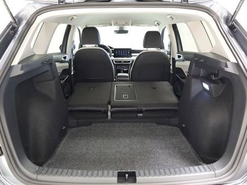 Used 2025 Volkswagen Taos SE w/ Black Wheel Package image 25