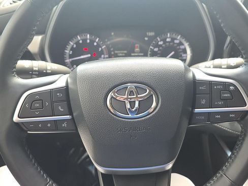 Used 2022 Toyota Highlander XLE AWD/4WD image 28